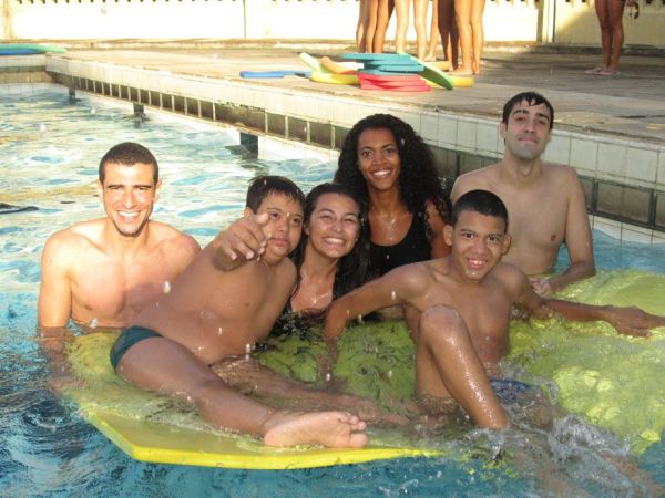 Participantes do projeto "Esporte mais que Especial", na piscina da Escola de Educação Física da UFRJ.